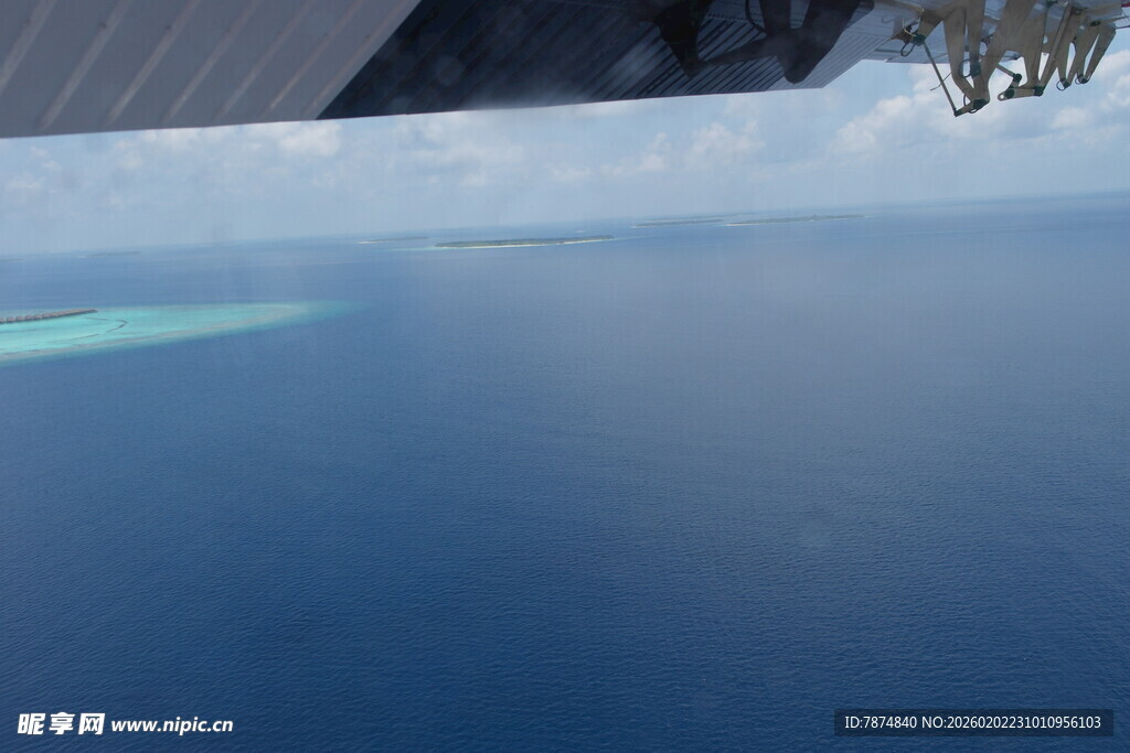 蓝色水面与岸边雪景