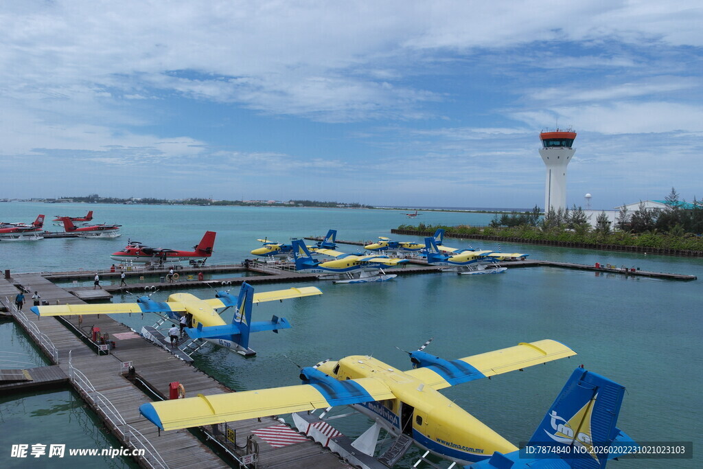 水上飞机停靠在码头