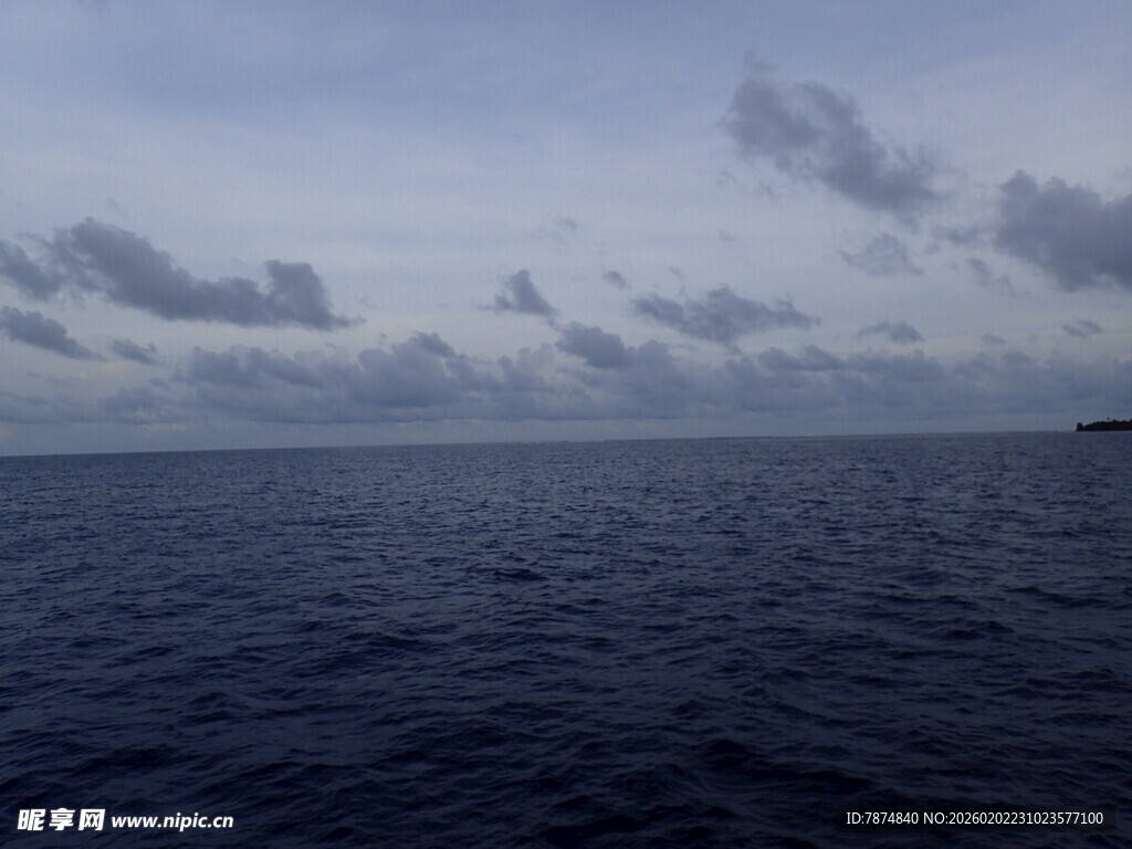 广阔海洋与天际的云景