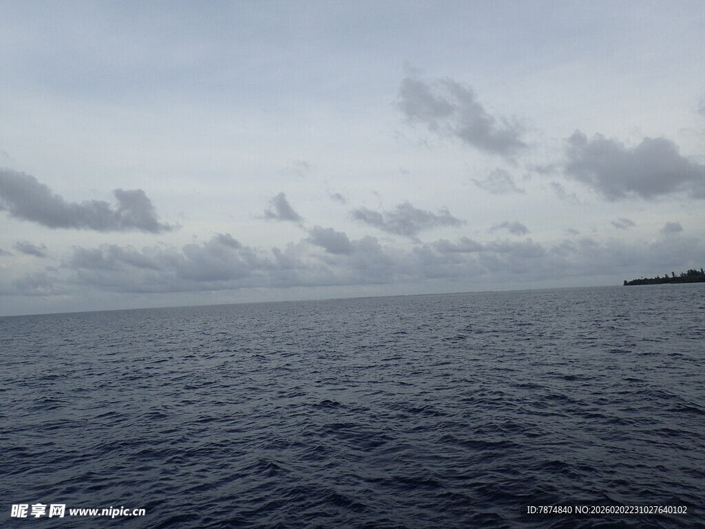 广阔海面与远处岛屿景观