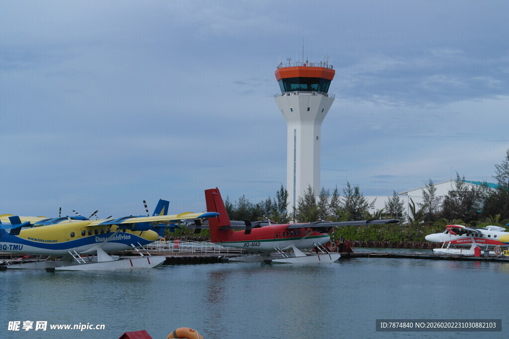 马尔代夫水上机场与多彩飞机
