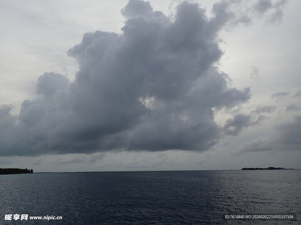 马尔代夫海上乌云密布的壮阔景象