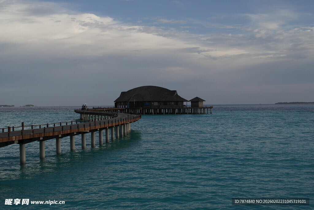 海上栈桥通向水上小屋
