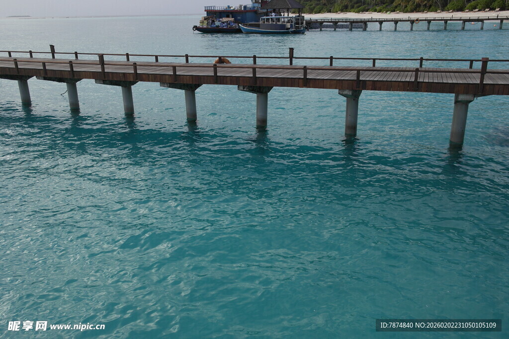 马尔代夫海上栈桥延伸至碧蓝海水
