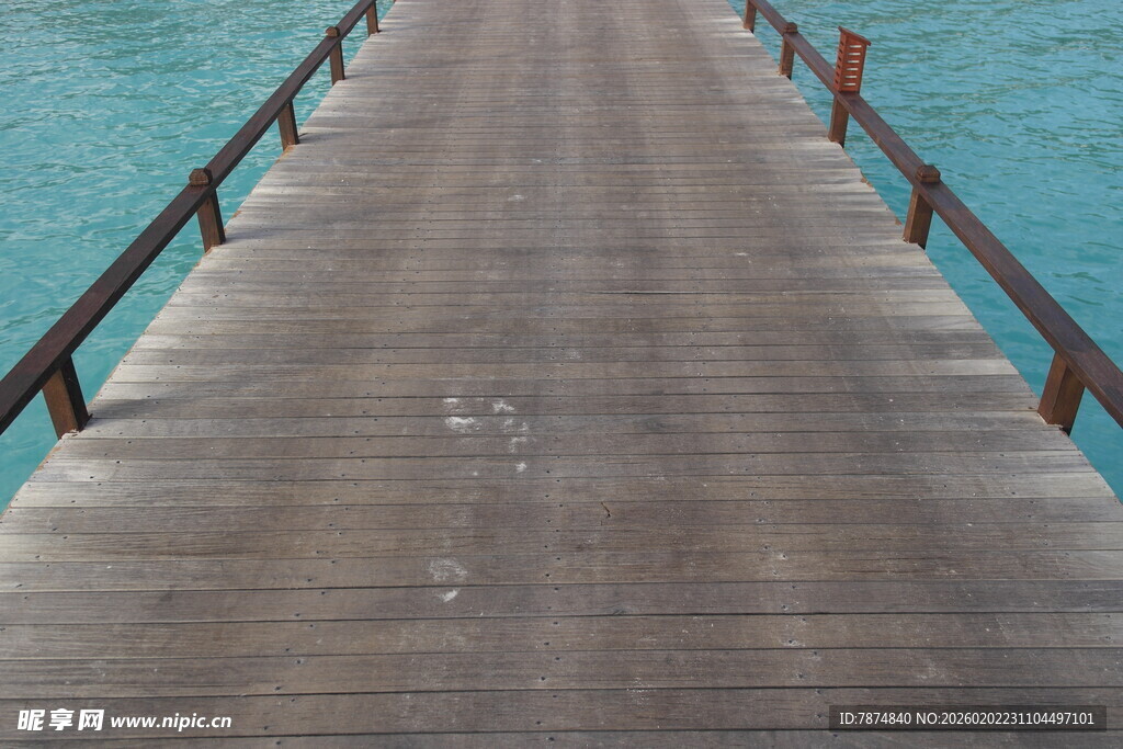 海边木质栈桥延伸向远方