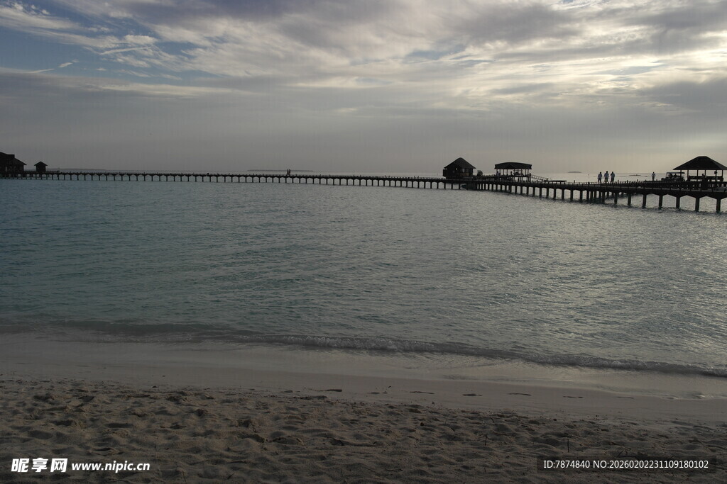 海滨美景 宁静栈桥与海水
