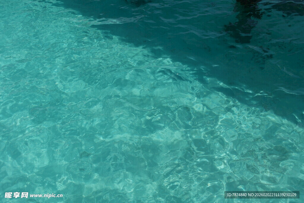马尔代夫清澈见底的泳池水面