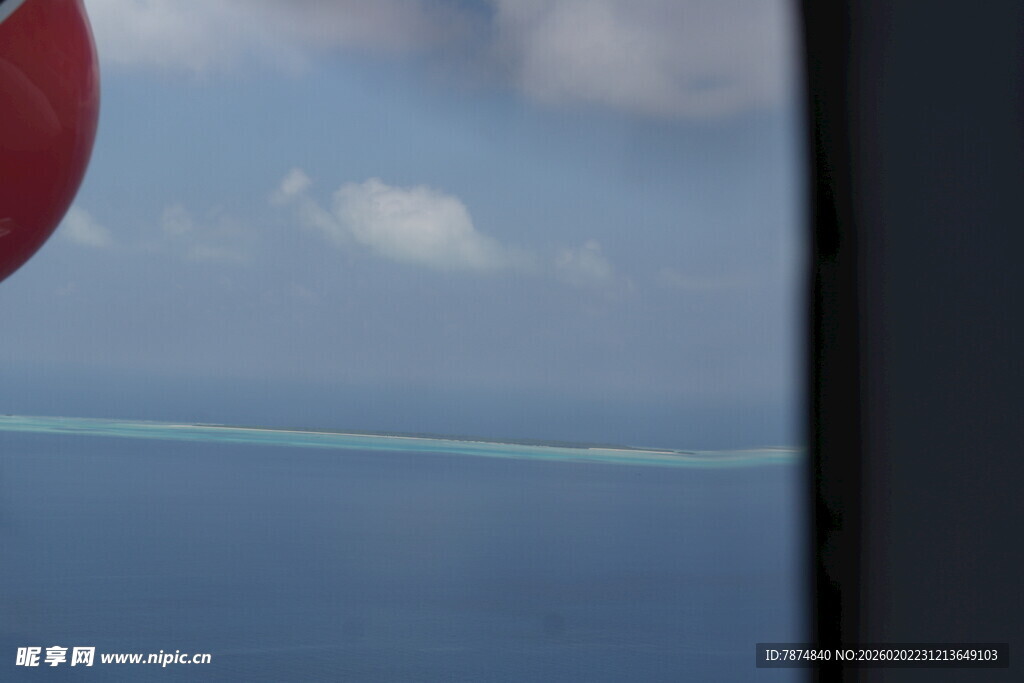 马尔代夫机窗外的碧海蓝天美景