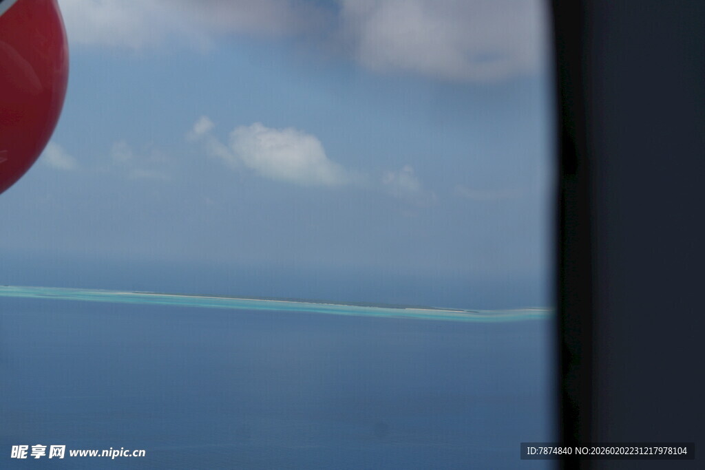 马尔代夫机窗视角下的碧海蓝天