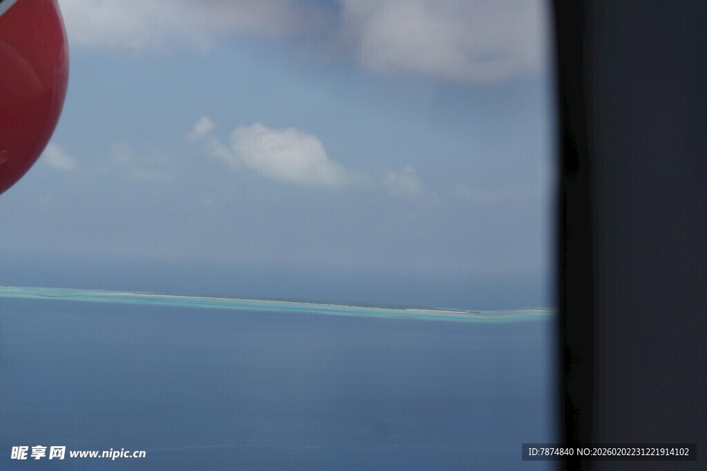 马尔代夫飞机窗外的碧海蓝天