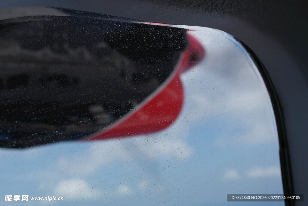 马尔代夫车窗外的天空与帽檐景象