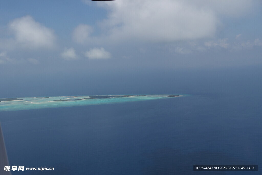 马尔代夫俯瞰蔚蓝海洋中的小岛