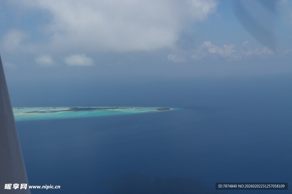马尔代夫俯瞰蔚蓝海洋中的岛屿