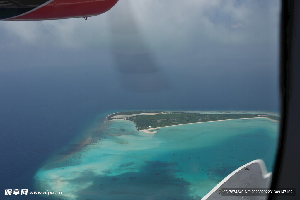 马尔代夫俯瞰海上美丽岛屿