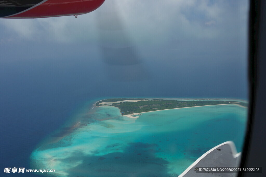 马尔代夫俯瞰碧海环绕的美丽岛屿