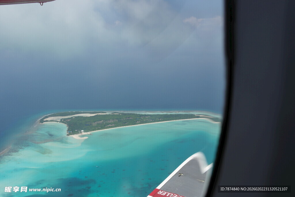 俯瞰碧海环绕的美丽岛屿