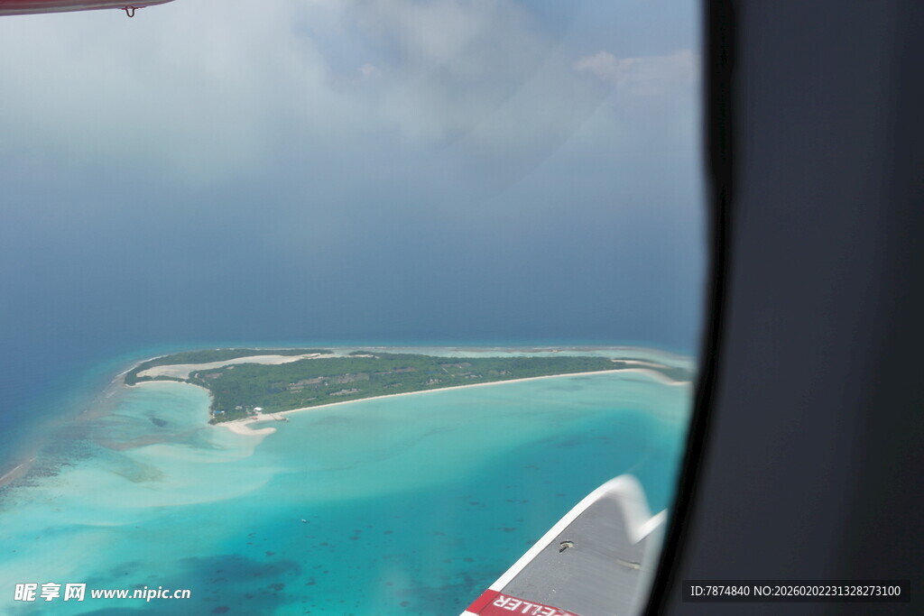 马尔代夫俯瞰碧海环绕的美丽岛屿