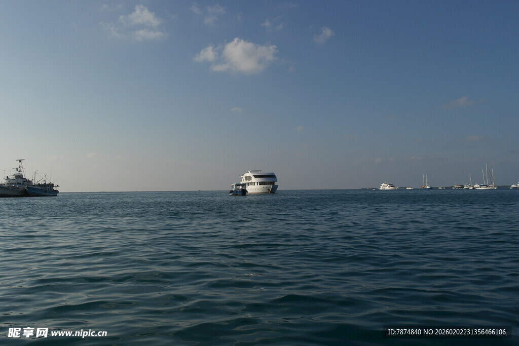 海上船只航行景象