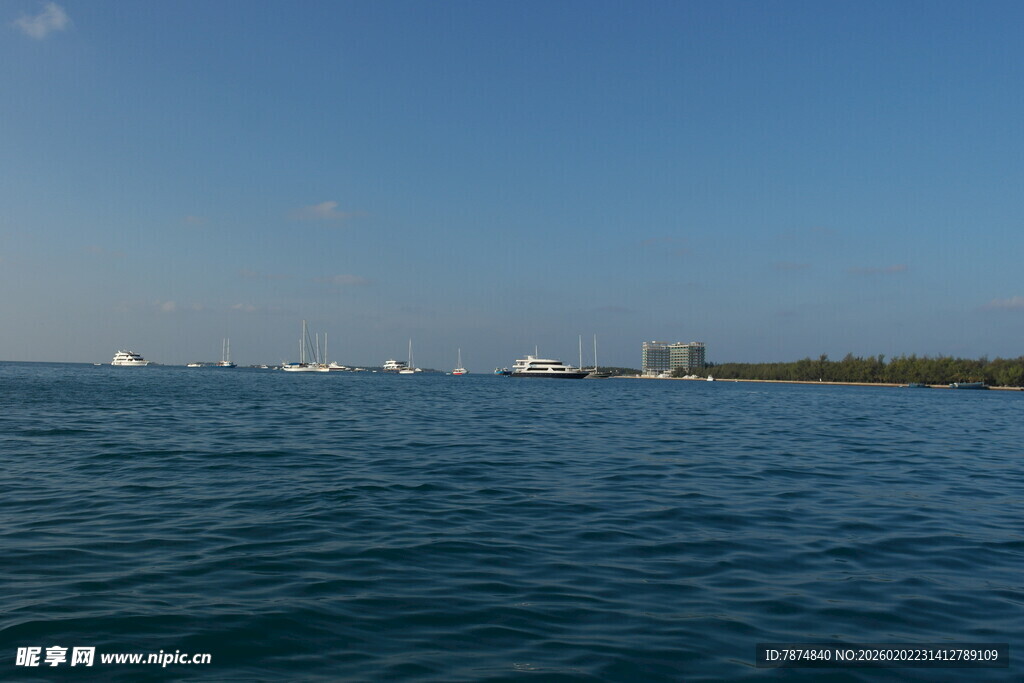 海上船只与远处岛屿景观