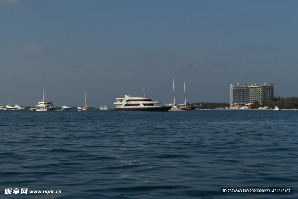 海上游艇与远处城市景观