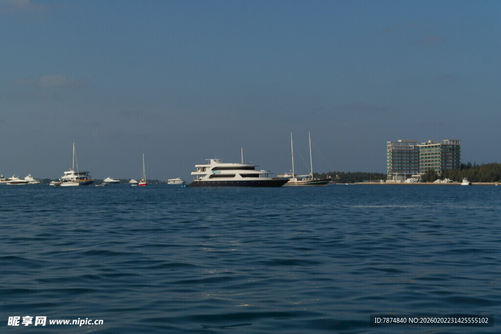 海上游艇与远处建筑景观