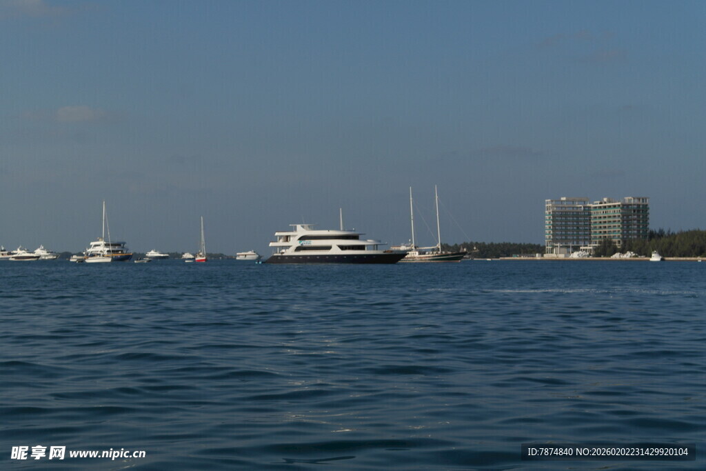 海上游艇与远处建筑景观
