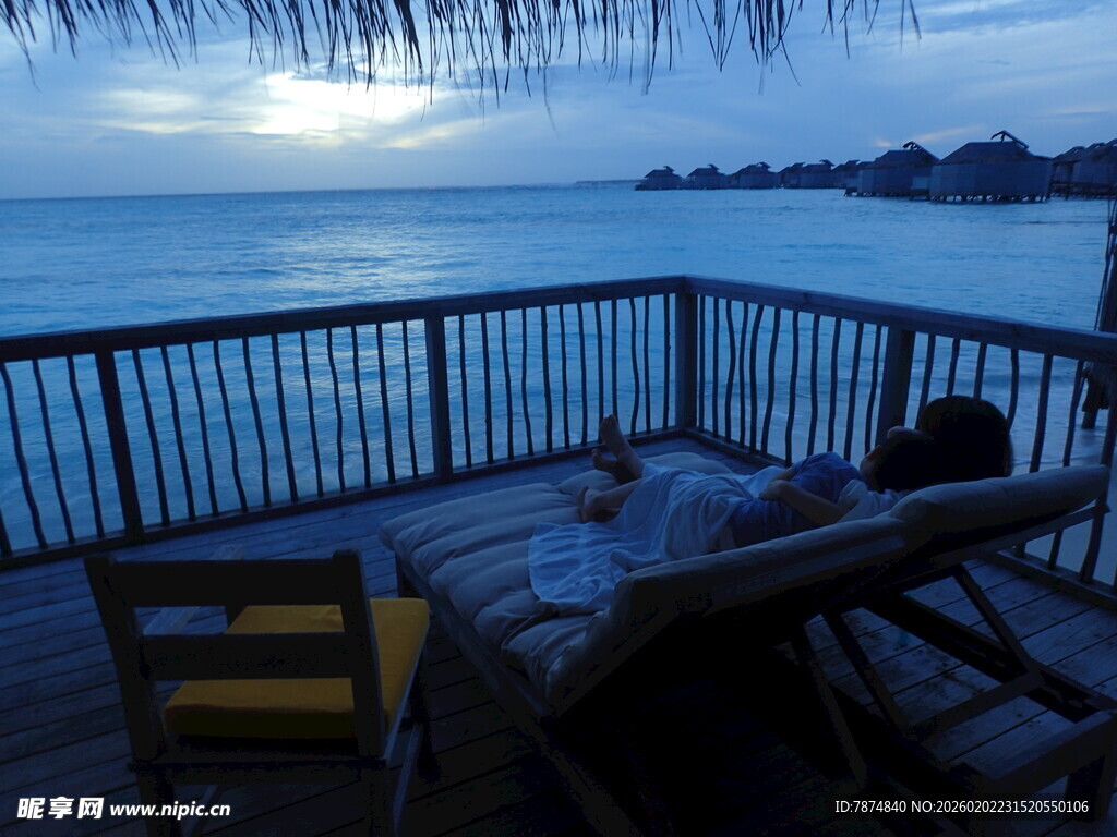 海边露台惬意休闲时光