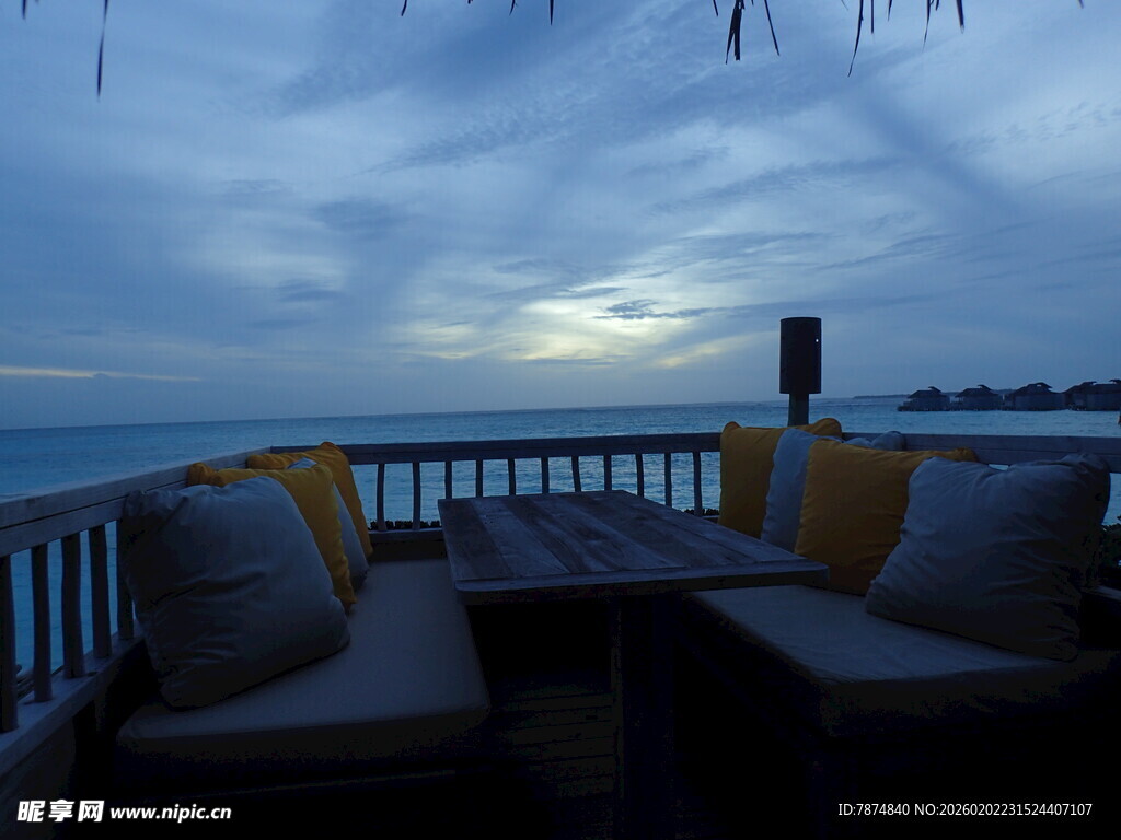 海边露台惬意休闲场景