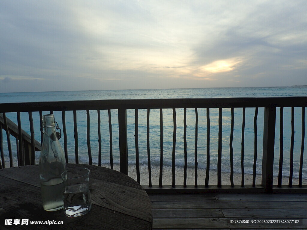 海边木栈道的黄昏美景