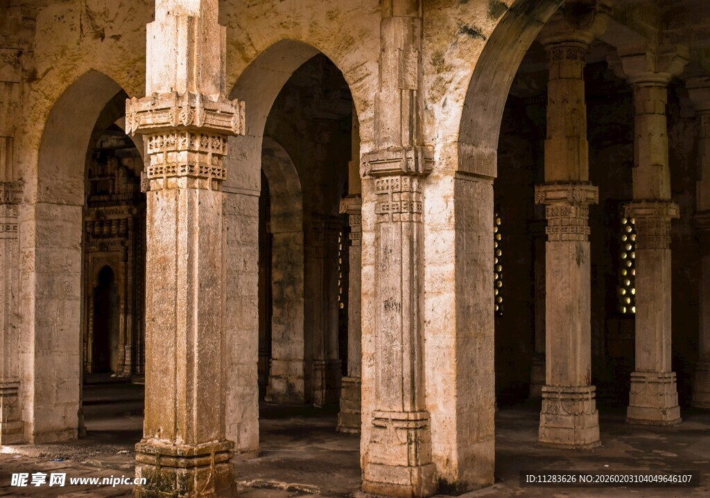 古老拱形石柱建筑空间