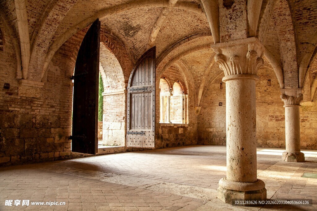 古老拱形室内建筑空间