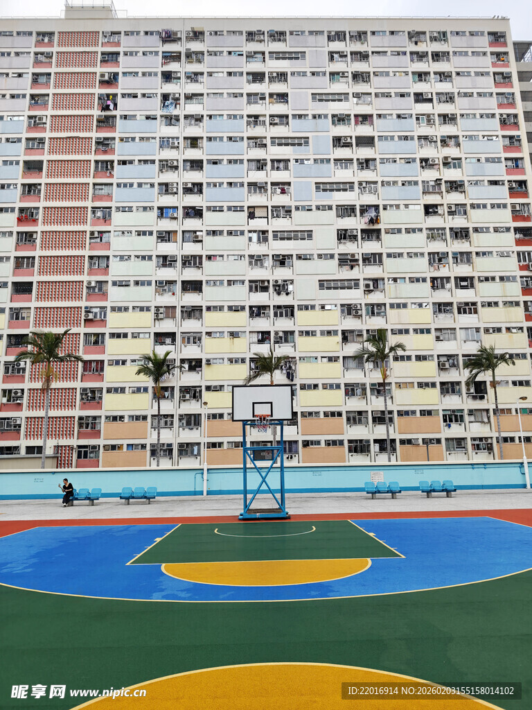 高楼下的运动场地