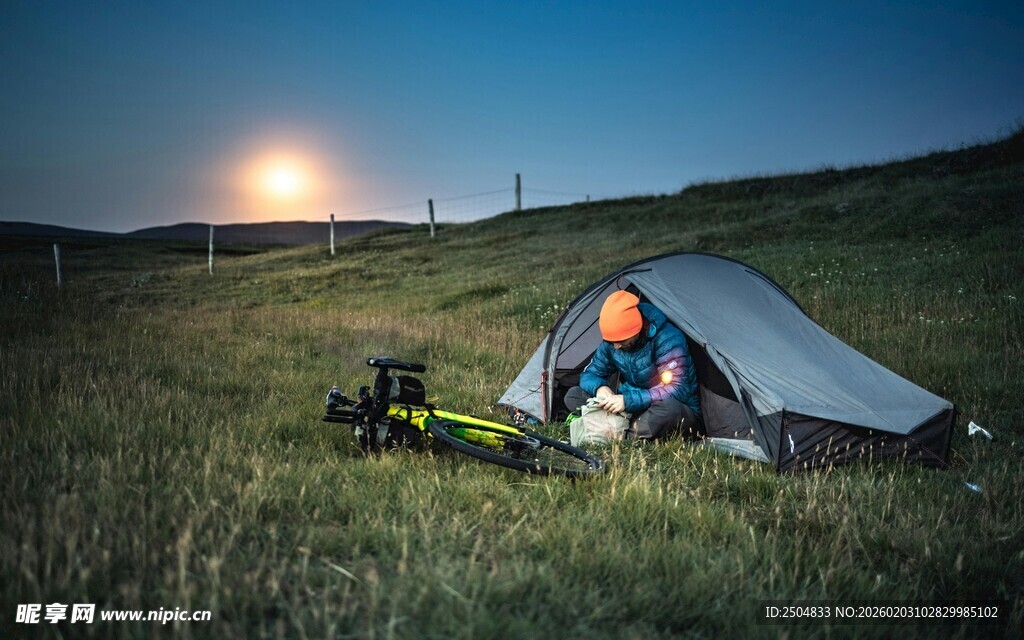 草原露营者的惬意时光