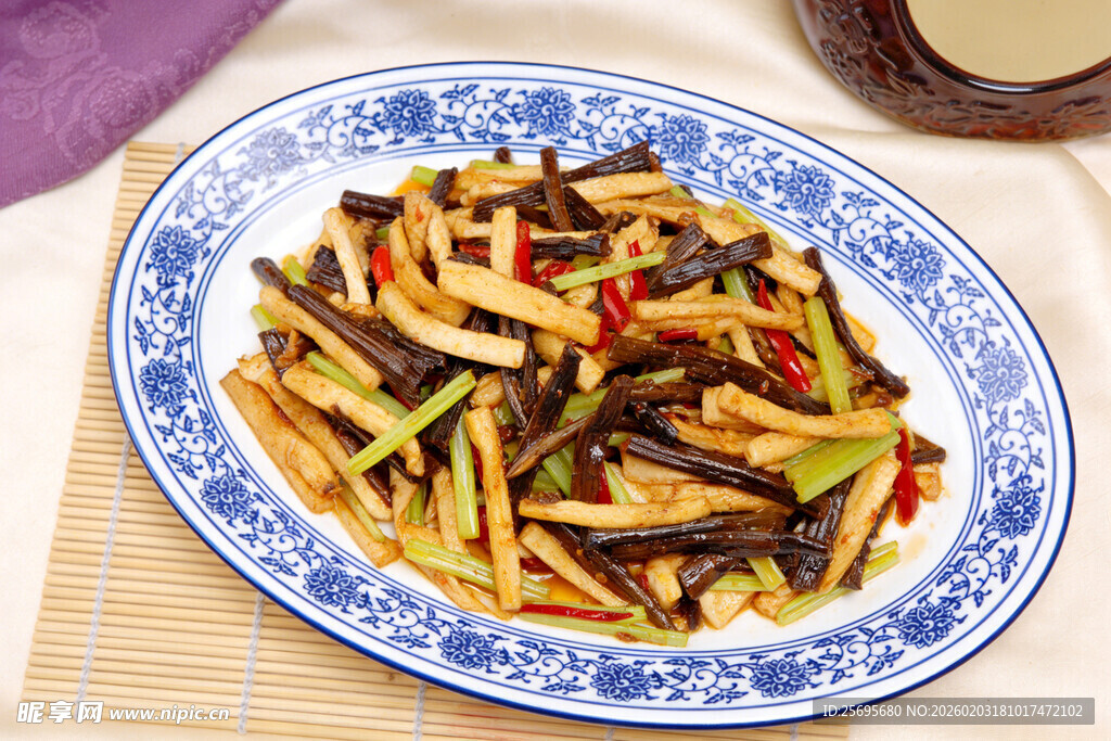 香芹萝卜干炒烟笋