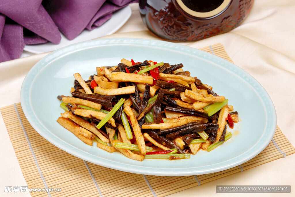 香芹萝卜干炒烟笋