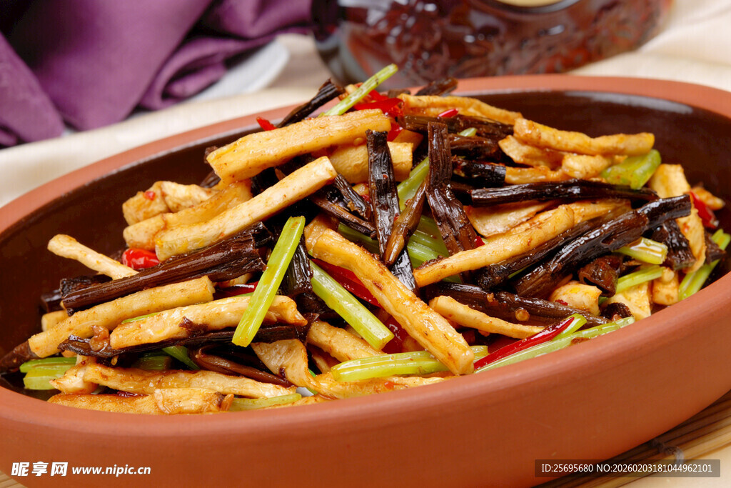 香芹萝卜干炒烟笋