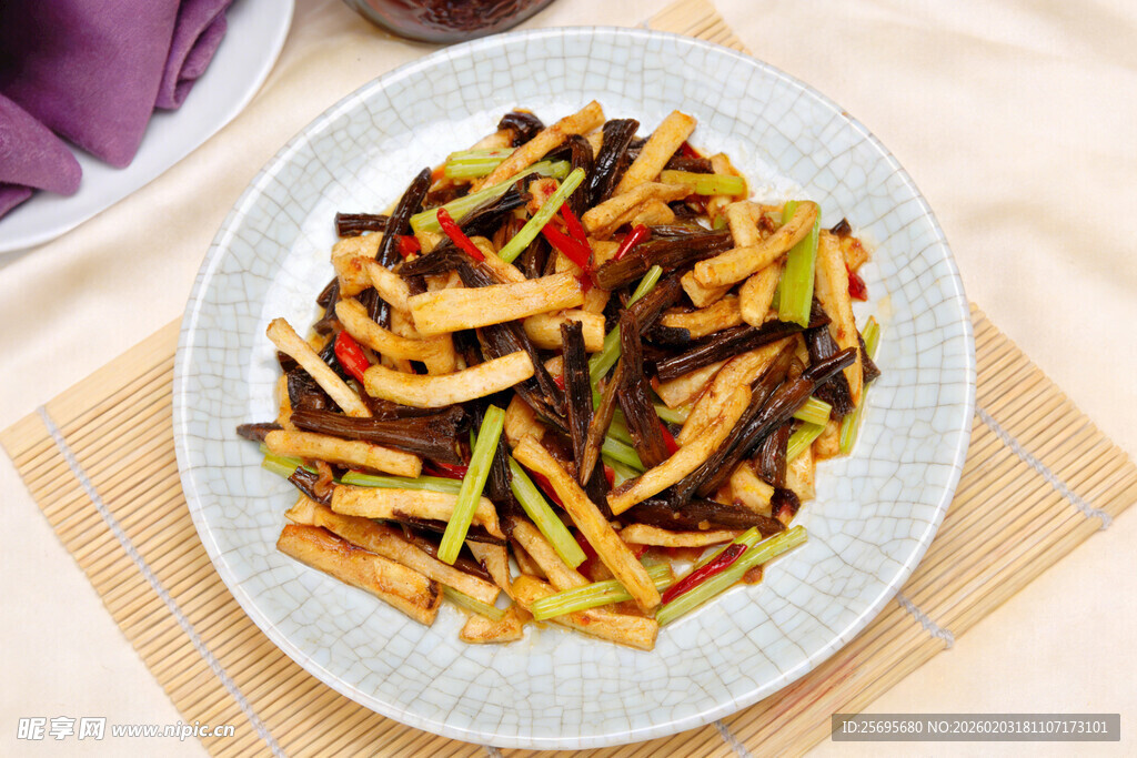 香芹萝卜干炒烟笋