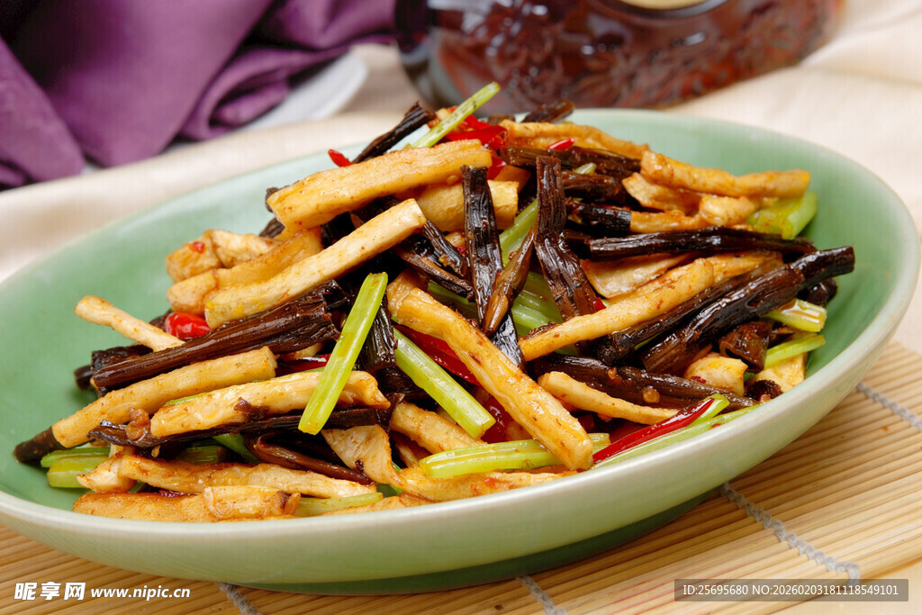 香芹萝卜干炒烟笋