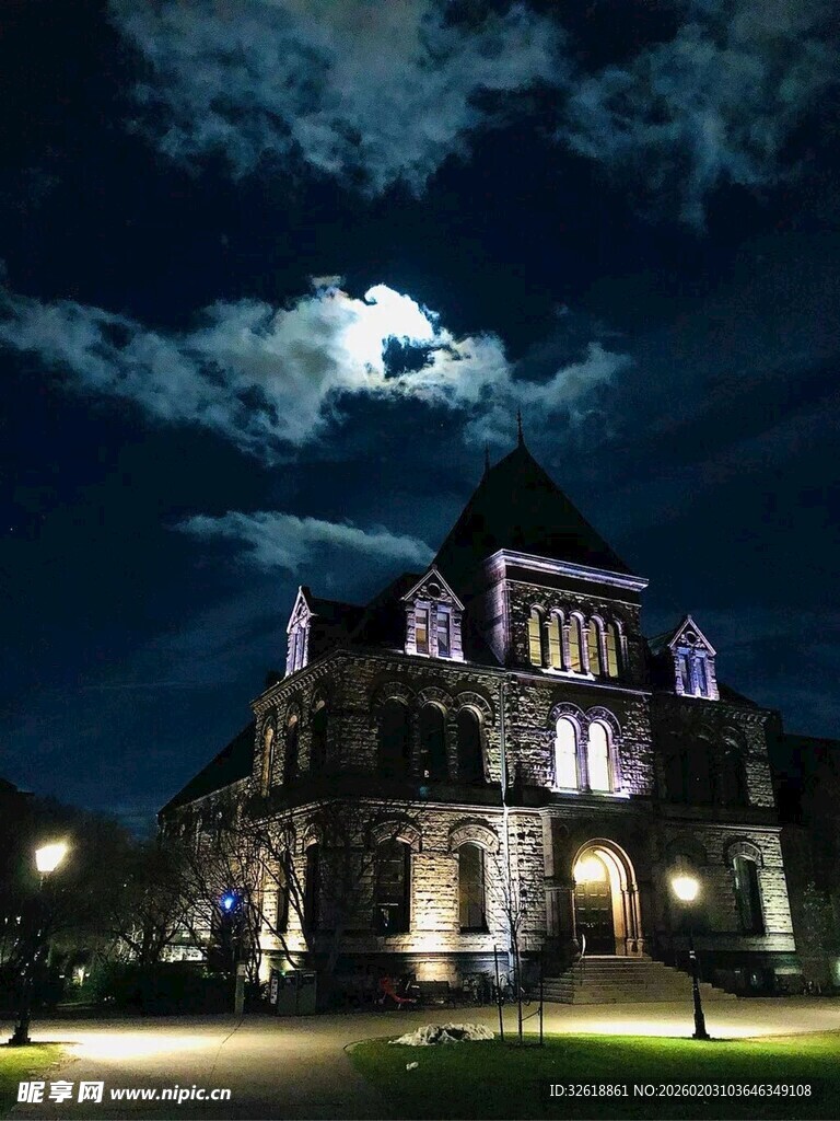 月夜下的宏伟古典建筑