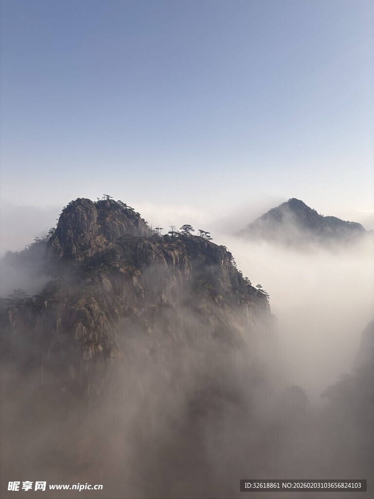 云雾缭绕的壮丽山峰