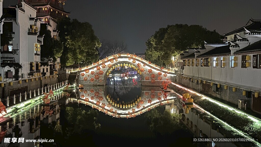 古桥夜景倒映波光粼粼