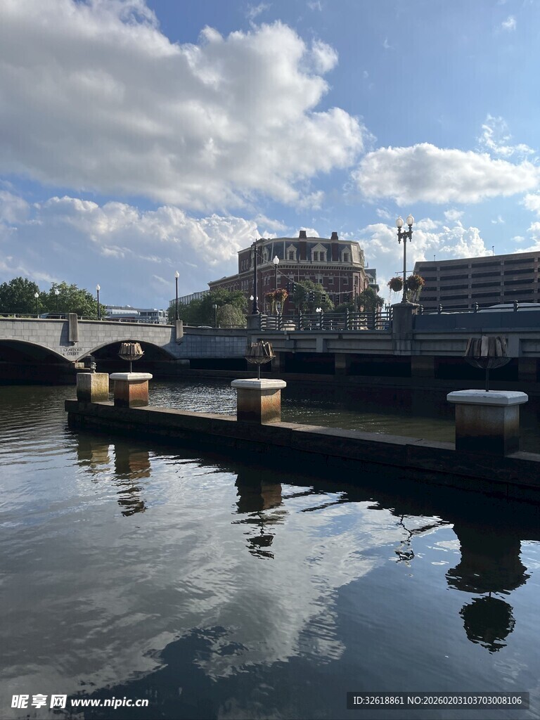 塞纳河畔码头风景