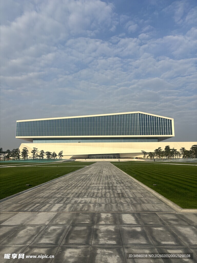 宽阔广场旁的宏伟建筑