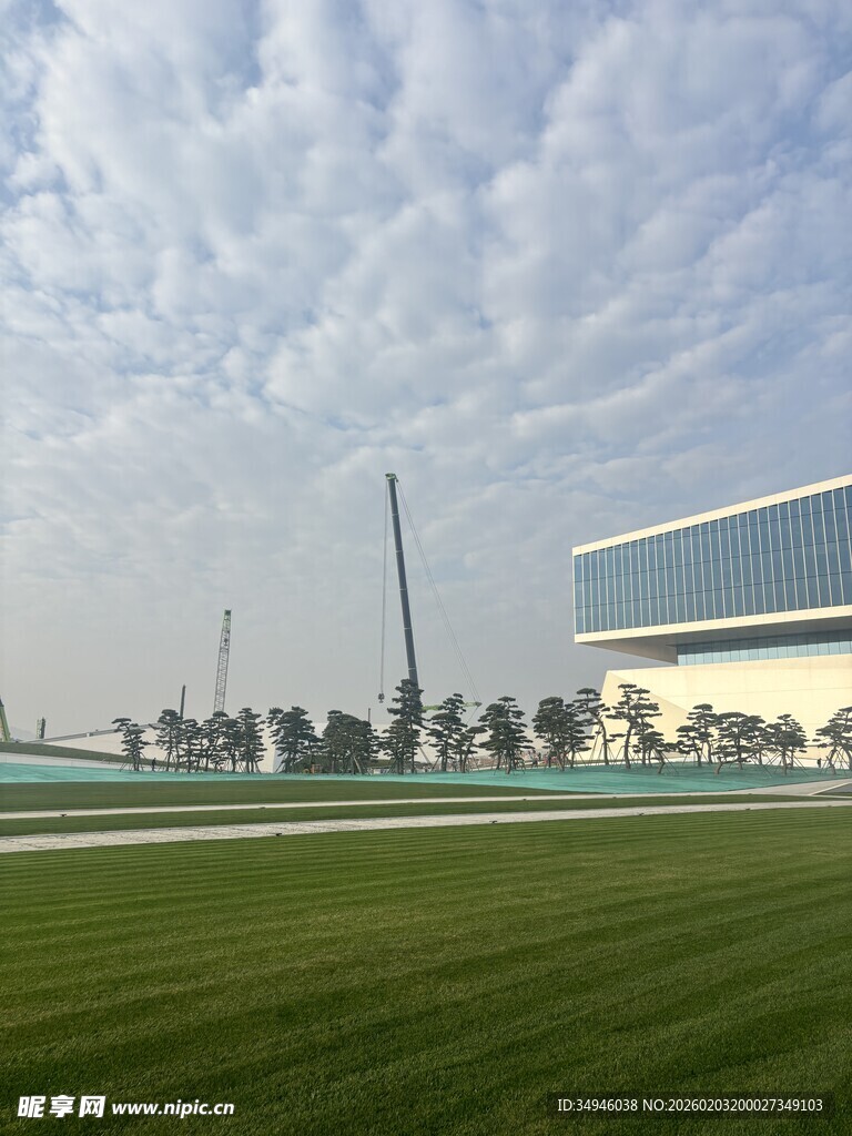 现代化建筑旁的开阔绿地