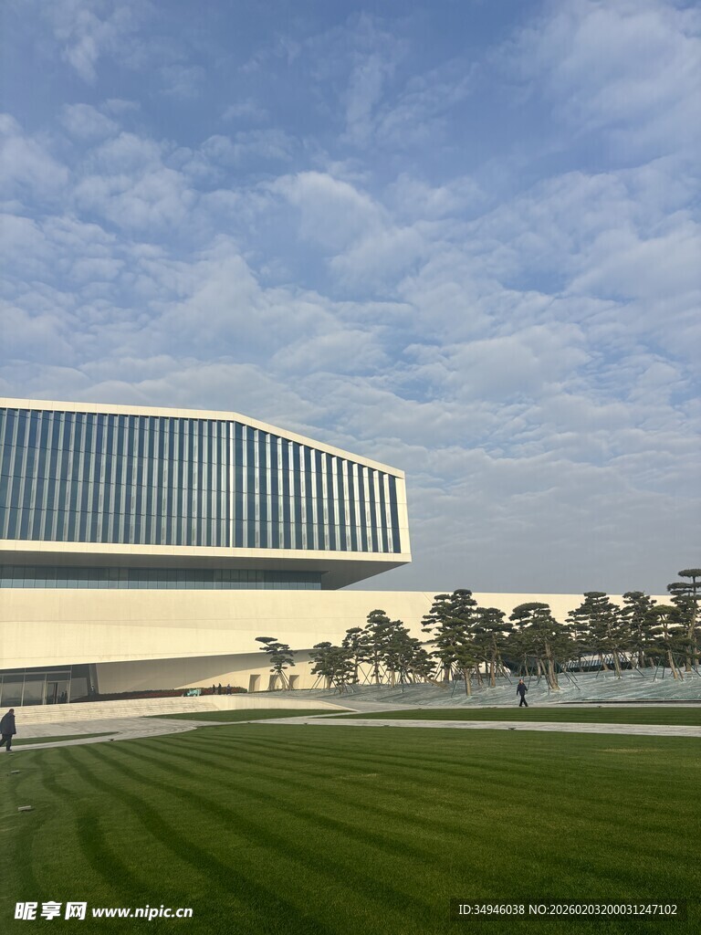 现代建筑旁的开阔绿地