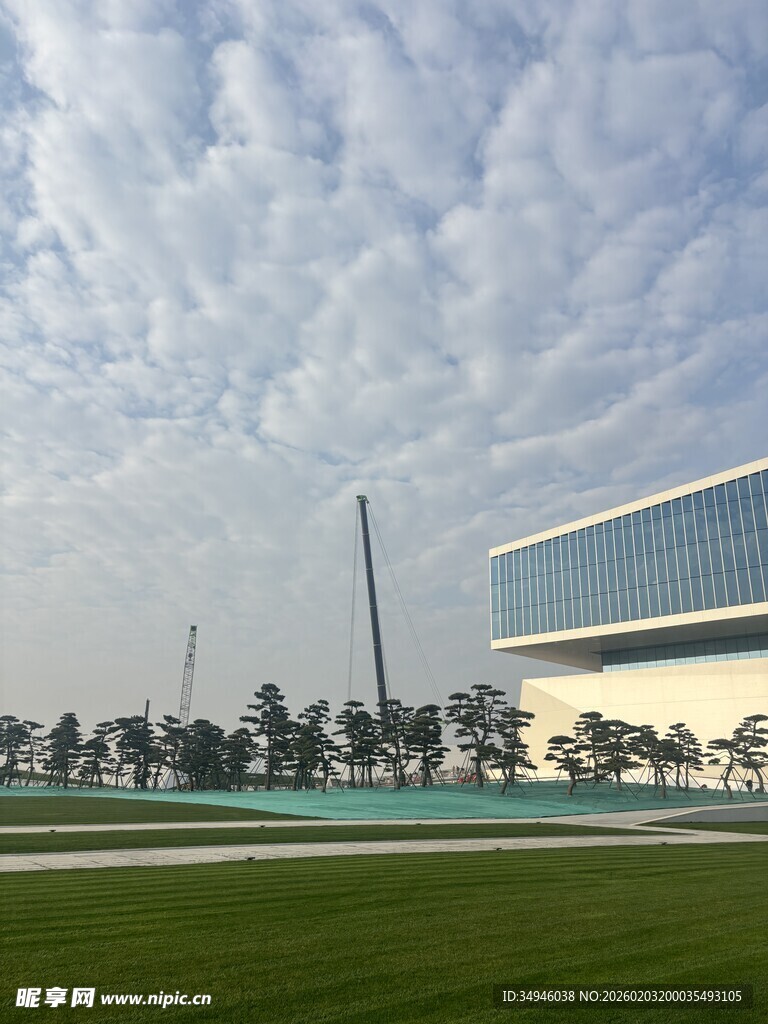 现代建筑与开阔草坪景观