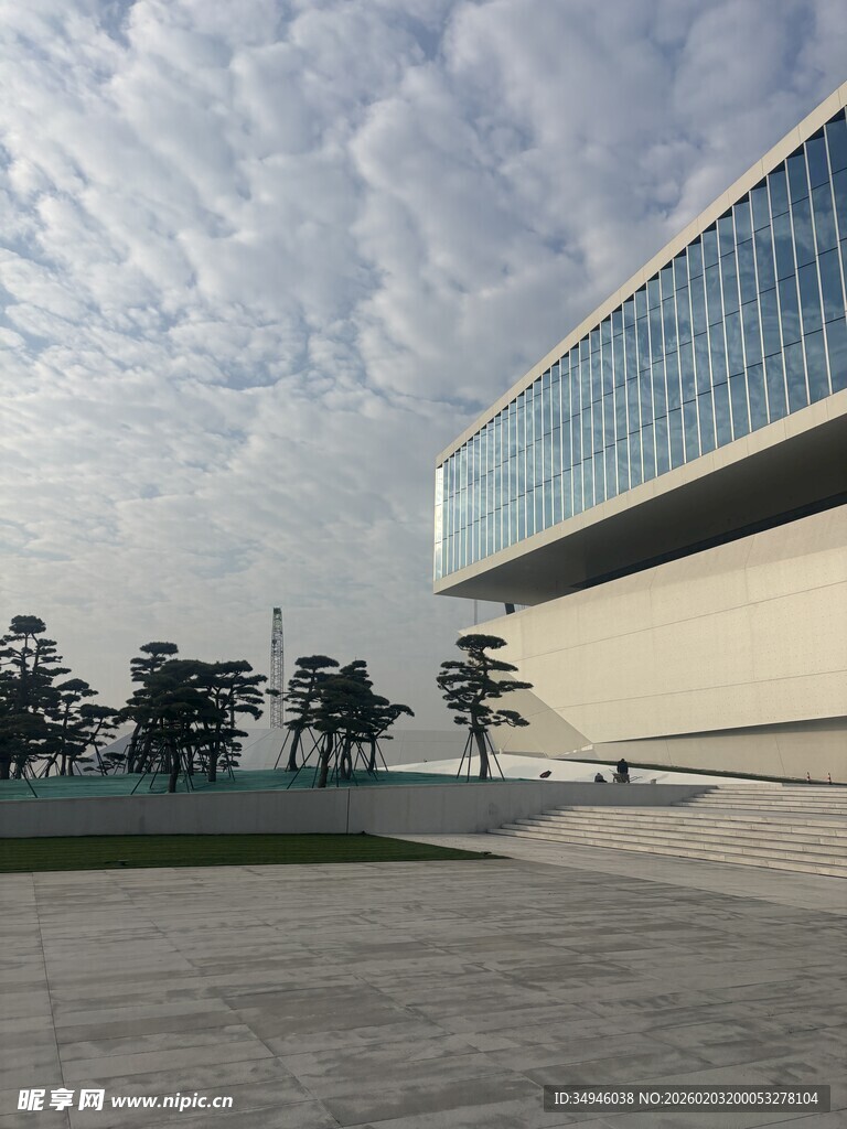 现代建筑外观与开阔广场