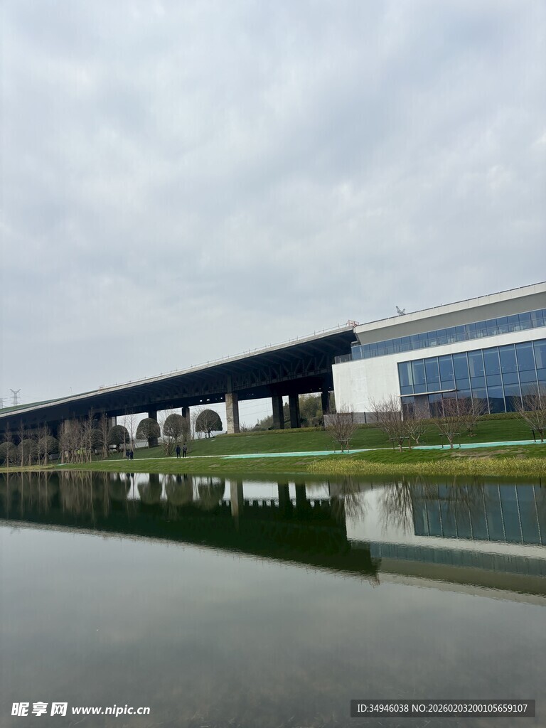 工厂旁平静水面倒影景观