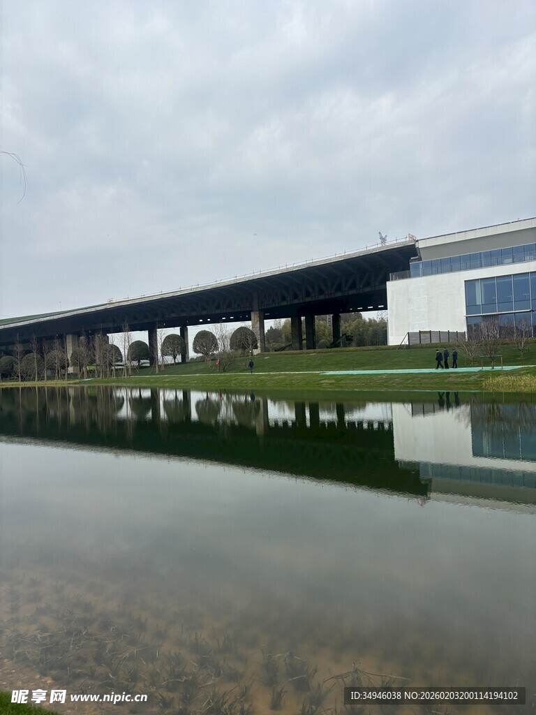 现代建筑旁的平静水面