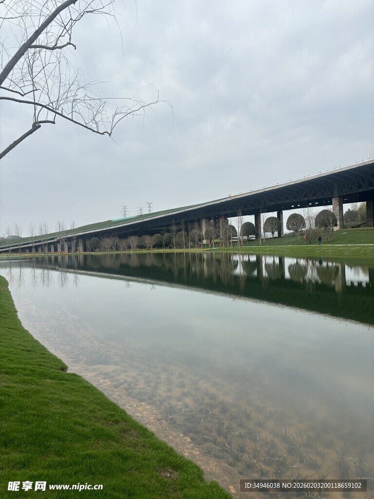 河畔桥梁风景图